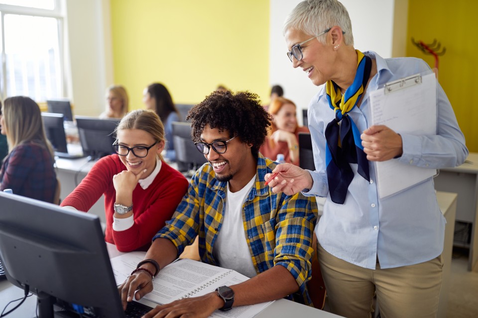 Instructor collaborates with students in class.